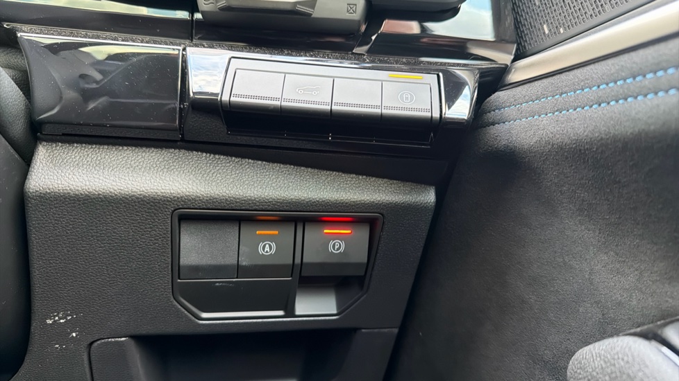 Renault Austral E-Tech Full Hybrid Iconic Esprit Alpine 5dr Auto Hybrid Estate - Image 30