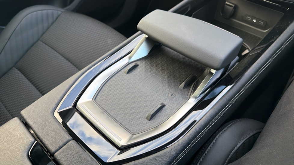 Renault Austral E-Tech Full Hybrid Iconic Esprit Alpine 5dr Auto Hybrid Estate - Image 37