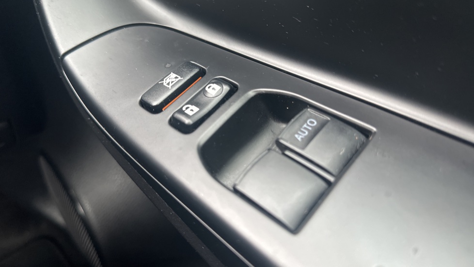 Toyota Yaris 1.5 Hybrid Icon 5dr CVT Hybrid Hatchback - Image 30