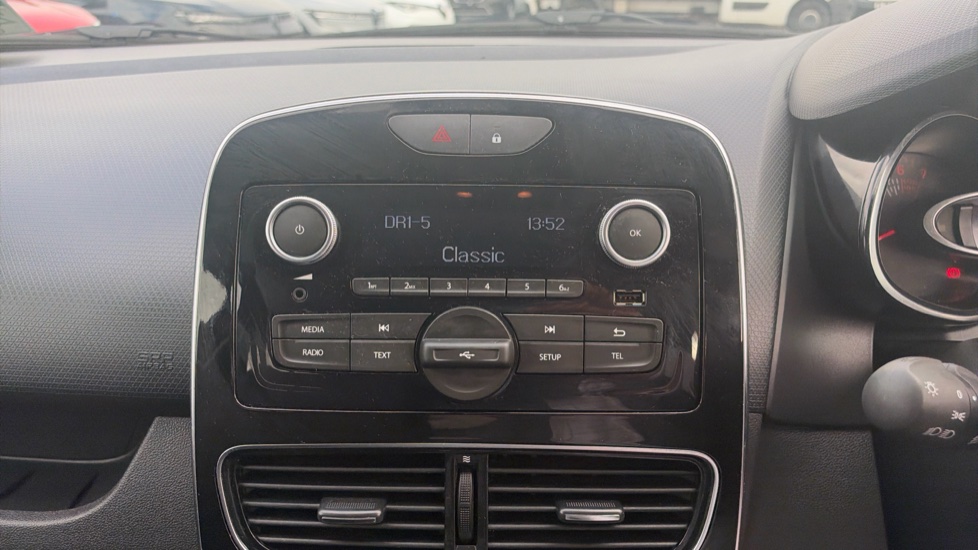 Renault Clio 0.9 TCE 90 Play 5dr Petrol Hatchback - Image 12