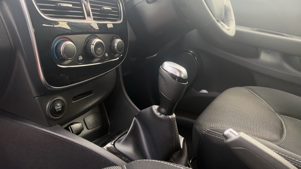 Renault Clio 0.9 TCE 90 Play 5dr Petrol Hatchback - Image 13