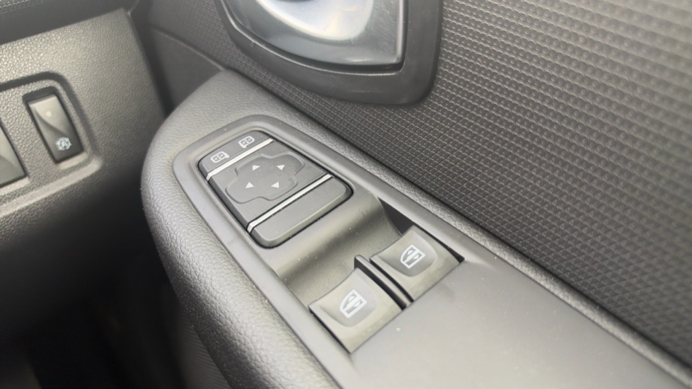 Renault Clio 0.9 TCE 90 Play 5dr Petrol Hatchback - Image 21
