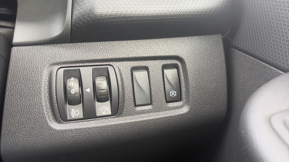 Renault Clio 0.9 TCE 90 Play 5dr Petrol Hatchback - Image 22