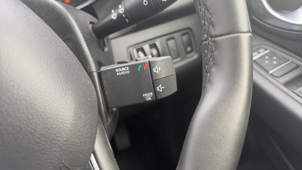 Renault Clio 0.9 TCE 90 Play 5dr Petrol Hatchback - Image 24