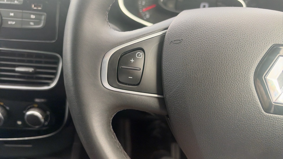 Renault Clio 0.9 TCE 90 Play 5dr Petrol Hatchback - Image 25