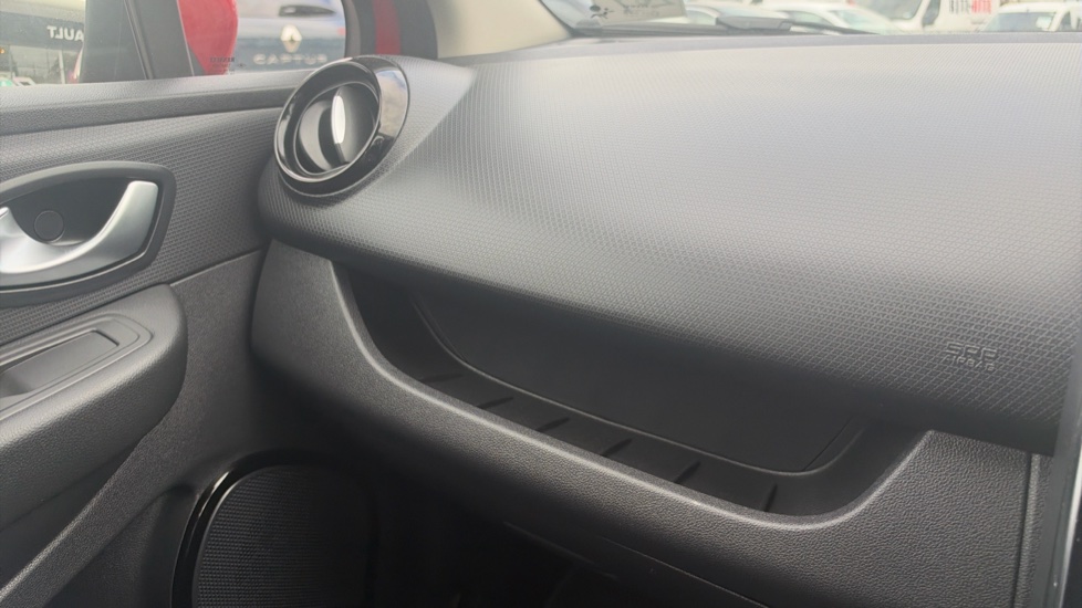 Renault Clio 0.9 TCE 90 Play 5dr Petrol Hatchback - Image 29