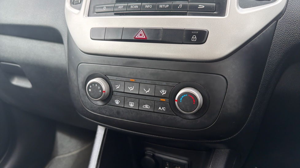Kia Venga 1.4 ISG 2 5dr Petrol Hatchback - Image 26