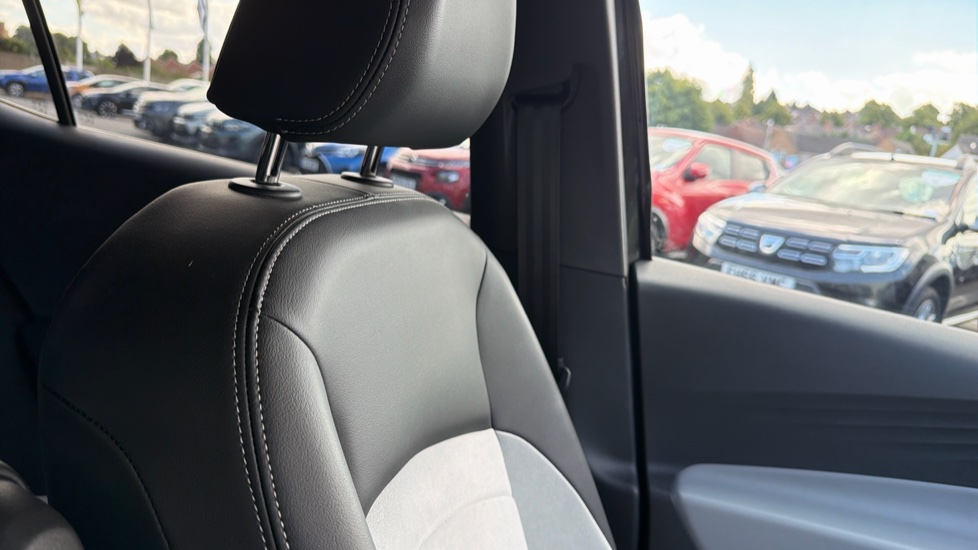 Volkswagen ID.3 150kW Family Pro Performance 58kWh 5dr Auto Electric Hatchback - Image 30