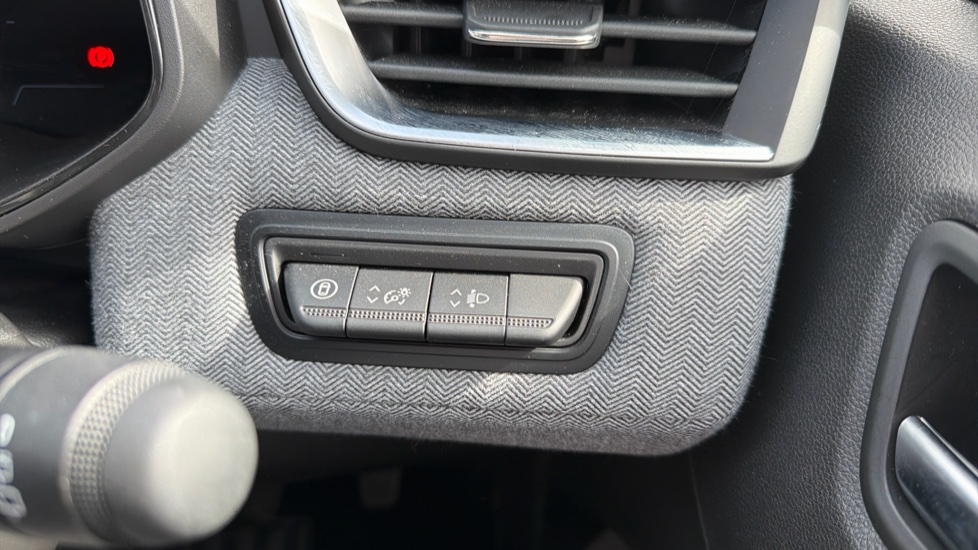 Renault Clio 1.0 TCe 90 Techno 5dr Petrol Hatchback - Image 22