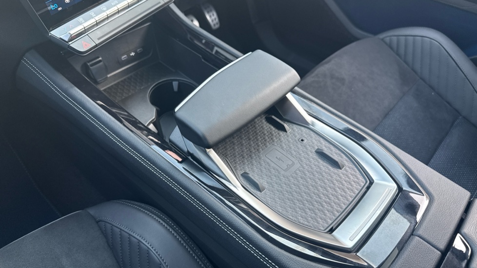 Renault Rafale E-Tech FHEV Iconic Esprit Alpine 5dr Auto 4C Hybrid Estate - Image 13