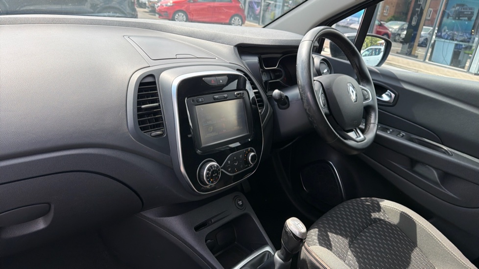 Renault Captur 0.9 TCE 90 Dynamique S Nav 5dr Petrol Hatchback - Image 9