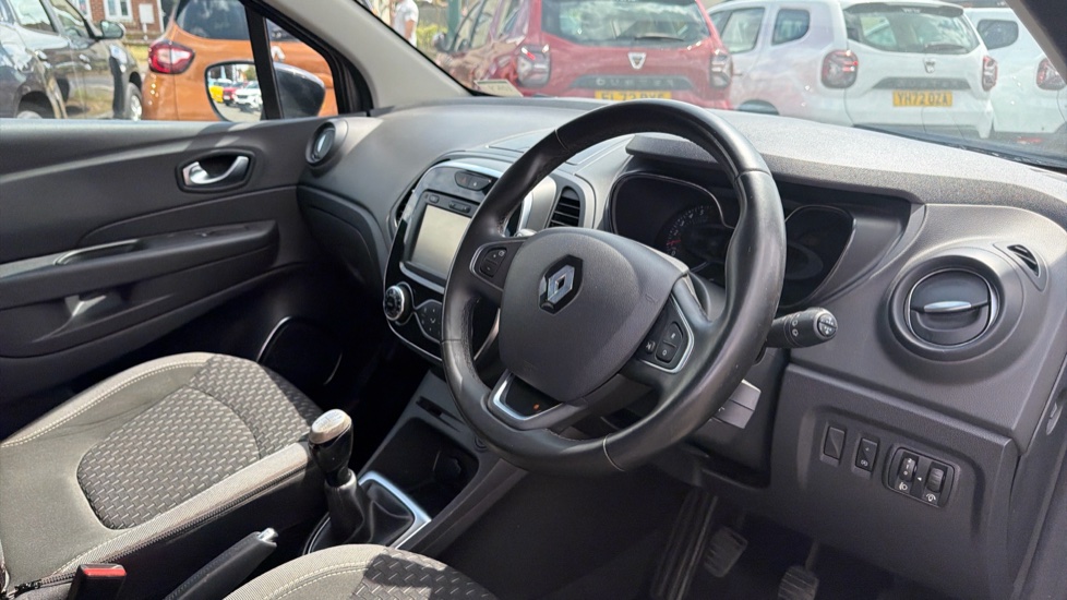 Renault Captur 0.9 TCE 90 Dynamique S Nav 5dr Petrol Hatchback - Image 11
