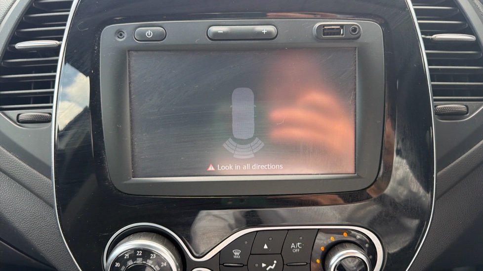 Renault Captur 0.9 TCE 90 Dynamique S Nav 5dr Petrol Hatchback - Image 26