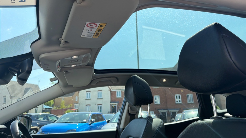 Renault Kadjar 1.3 TCE 160 S Edition 5dr Petrol Hatchback - Image 21