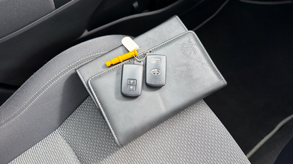 Toyota Yaris 1.5 Hybrid Icon 5dr CVT Hybrid Hatchback - Image 19