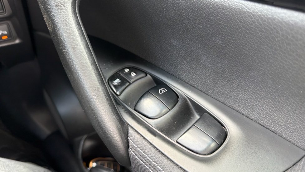 Nissan Qashqai 1.5 dCi N-Tec 5dr Diesel Hatchback - Image 21