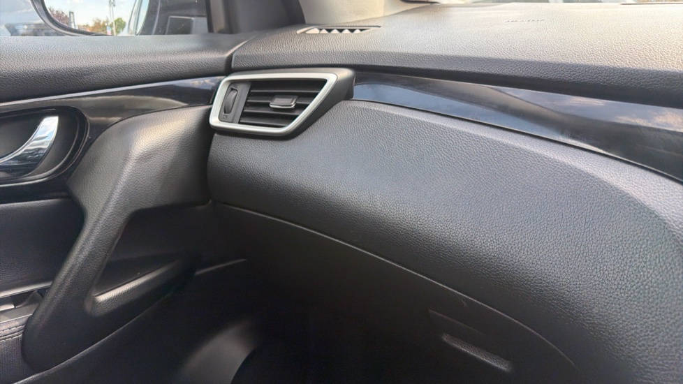 Nissan Qashqai 1.5 dCi N-Tec 5dr Diesel Hatchback - Image 31