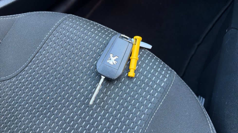Peugeot 208 1.2 PureTech 82 Allure 5dr Petrol Hatchback - Image 20