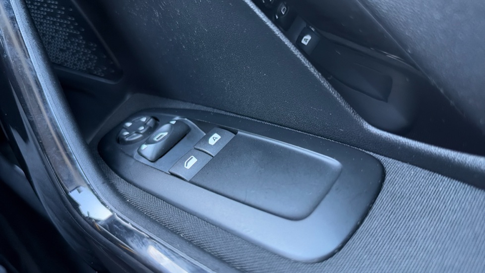 Peugeot 208 1.2 PureTech 82 Allure 5dr Petrol Hatchback - Image 21