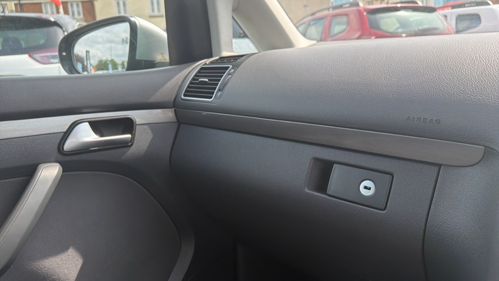 Volkswagen Touran 2.0 TDI BlueMotion Tech SE 5dr DSG Diesel Estate - Image 32