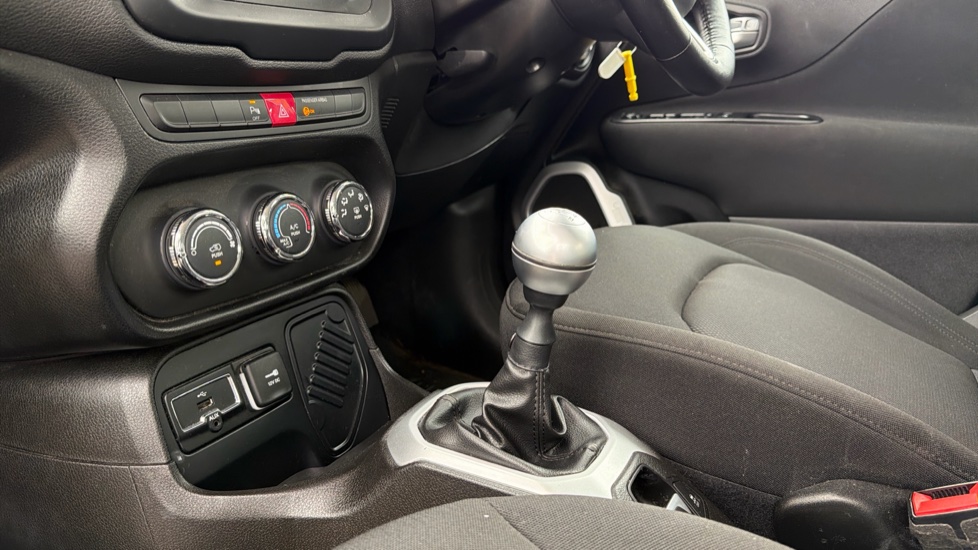 Jeep Renegade 1.6 E-torQ Longitude 5dr Petrol Hatchback - Image 13