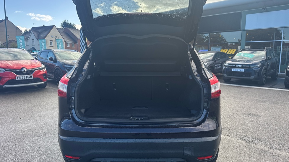 Nissan Qashqai 1.5 dCi N-Vision 5dr Diesel Hatchback - Image 4