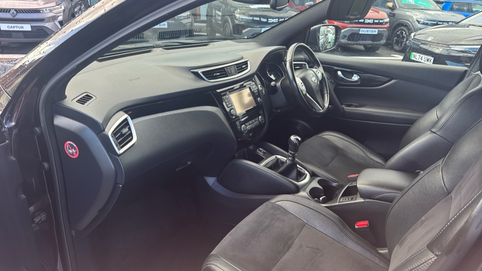 Nissan Qashqai 1.5 dCi N-Vision 5dr Diesel Hatchback - Image 9