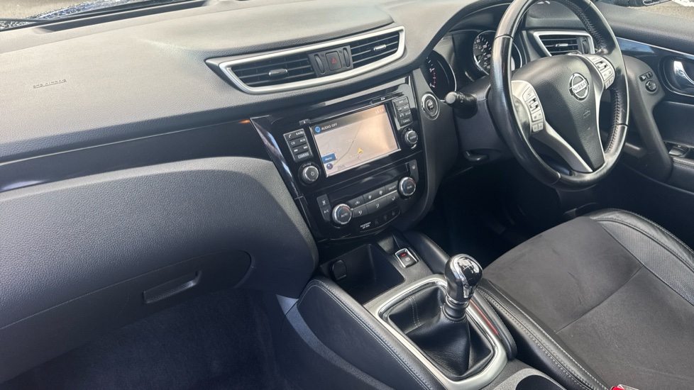 Nissan Qashqai 1.5 dCi N-Vision 5dr Diesel Hatchback - Image 14