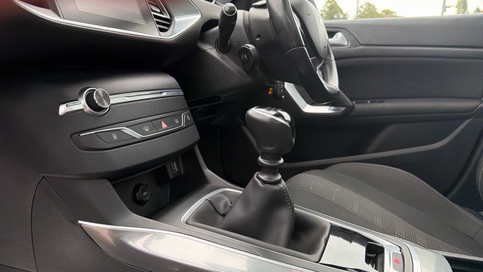 Peugeot 308 1.2 PureTech 130 Allure 5dr Petrol Hatchback - Image 13