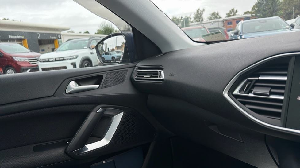 Peugeot 308 1.2 PureTech 130 Allure 5dr Petrol Hatchback - Image 30