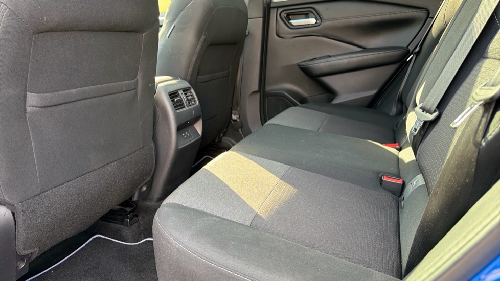 Nissan Qashqai 1.3 DiG-T MH N-Connecta 5dr Petrol Hatchback - Image 16