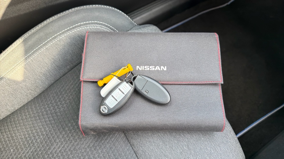 Nissan Qashqai 1.3 DiG-T MH N-Connecta 5dr Petrol Hatchback - Image 19