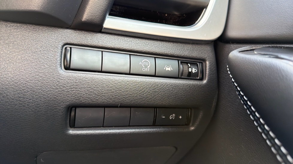 Nissan Qashqai 1.3 DiG-T MH N-Connecta 5dr Petrol Hatchback - Image 23
