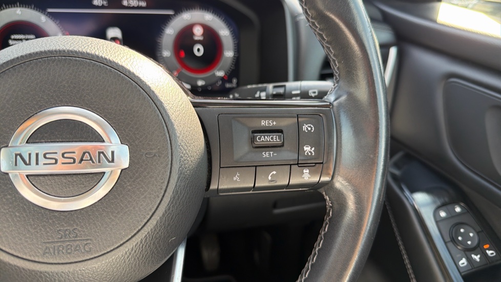 Nissan Qashqai 1.3 DiG-T MH N-Connecta 5dr Petrol Hatchback - Image 24