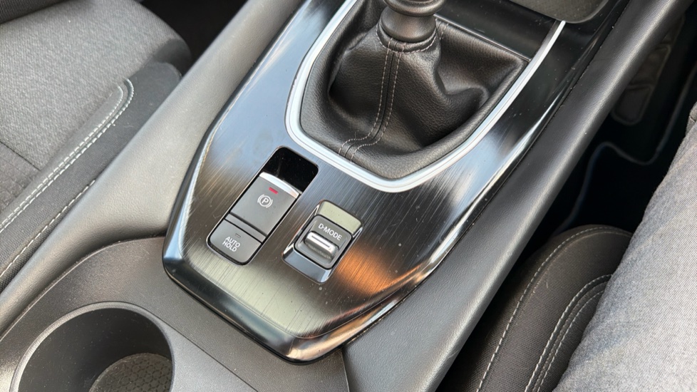 Nissan Qashqai 1.3 DiG-T MH N-Connecta 5dr Petrol Hatchback - Image 27