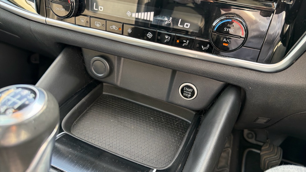 Nissan Qashqai 1.3 DiG-T MH N-Connecta 5dr Petrol Hatchback - Image 28