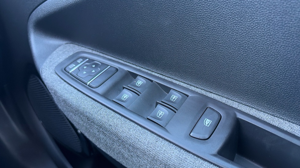 Renault Zoe 100kW i Iconic R135 50kWh 5dr Auto Electric Hatchback - Image 21