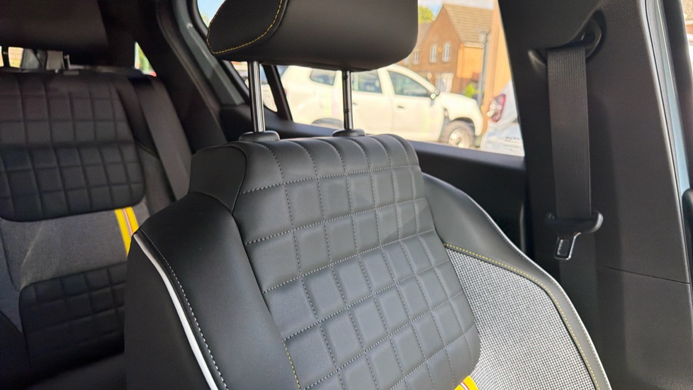 Renault 4 110kW Iconic 52kWh Comfort range 5dr Auto Electric Estate - Image 31