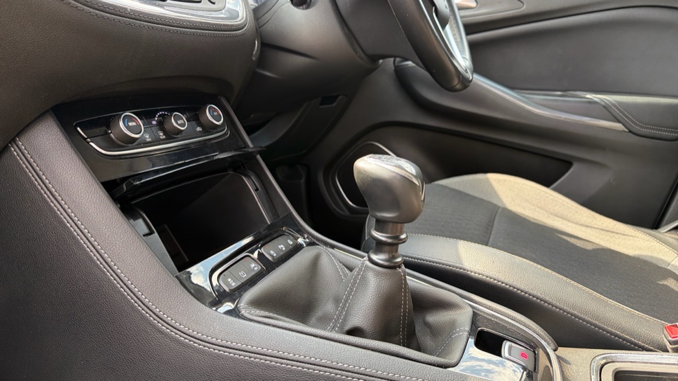 Vauxhall Grandland X 1.2 Turbo Tech Line Nav 5dr Petrol Hatchback - Image 13
