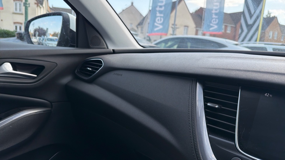 Vauxhall Grandland X 1.2 Turbo Tech Line Nav 5dr Petrol Hatchback - Image 30