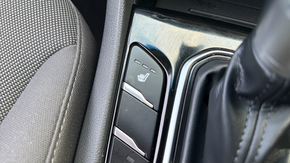 Hyundai IONIQ 1.6 GDi Hybrid Premium 5dr DCT Hybrid Hatchback - Image 23