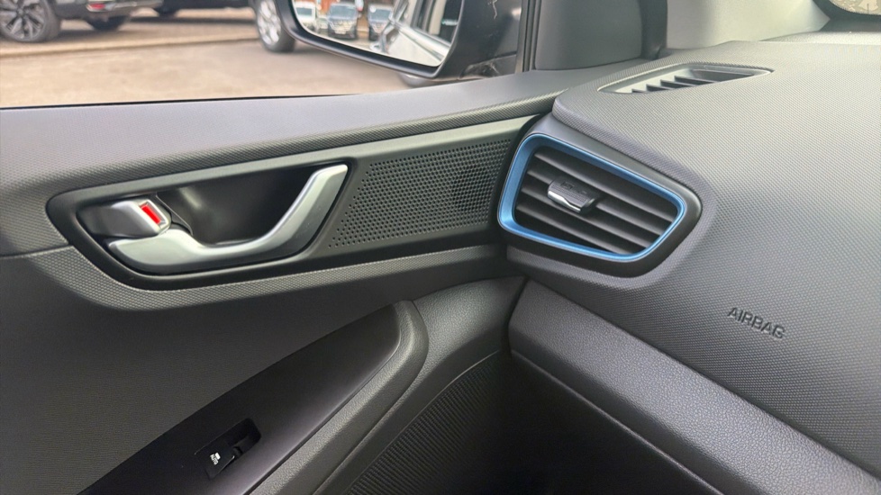 Hyundai IONIQ 1.6 GDi Hybrid Premium 5dr DCT Hybrid Hatchback - Image 30