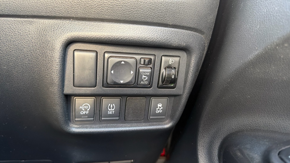 Nissan Juke 1.2 DiG-T N-Connecta 5dr Petrol Hatchback - Image 22