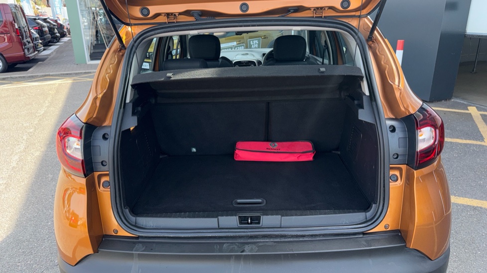 Renault Captur 0.9 TCE 90 Play 5dr Petrol Hatchback - Image 4