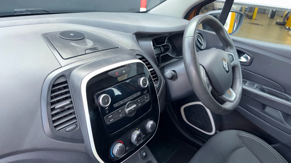 Renault Captur 0.9 TCE 90 Play 5dr Petrol Hatchback - Image 9