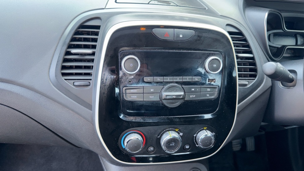 Renault Captur 0.9 TCE 90 Play 5dr Petrol Hatchback - Image 12