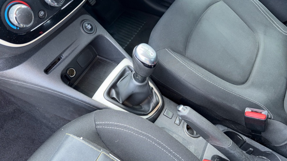 Renault Captur 0.9 TCE 90 Play 5dr Petrol Hatchback - Image 13