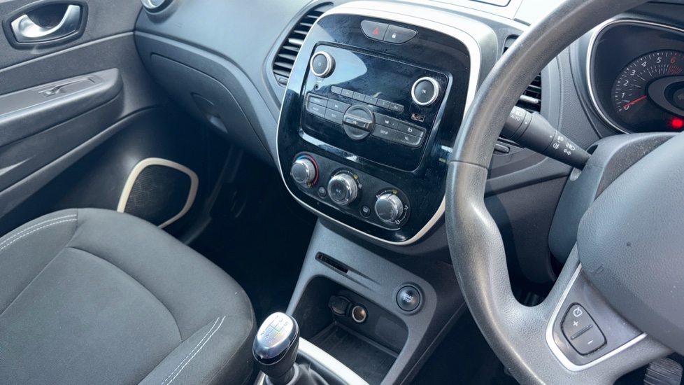 Renault Captur 0.9 TCE 90 Play 5dr Petrol Hatchback - Image 14