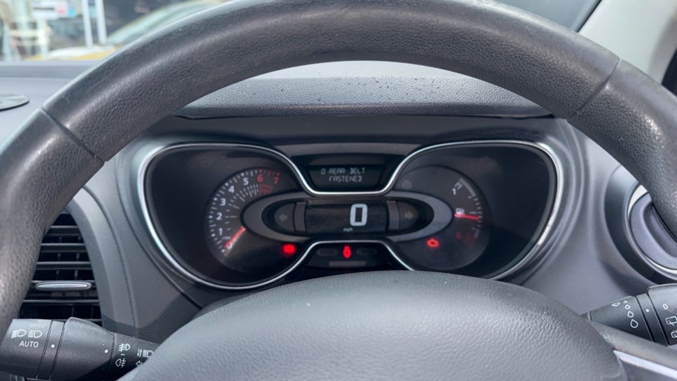 Renault Captur 0.9 TCE 90 Play 5dr Petrol Hatchback - Image 18