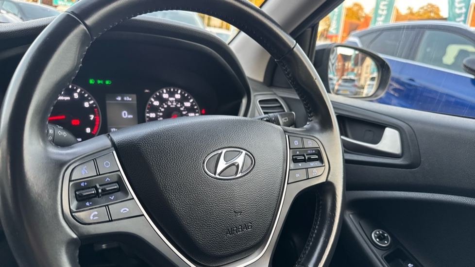 Hyundai i20 1.2 MPi Play 5dr Petrol Hatchback - Image 20